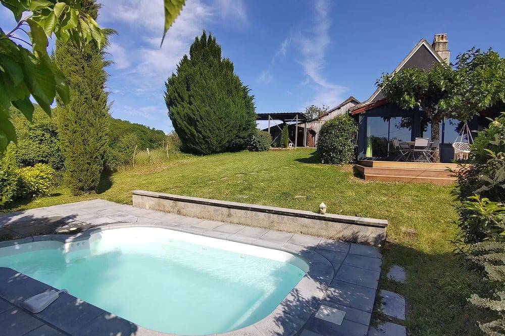 Maison en pierre avec piscine – Nature & calme en Vallée de la Dordogne in Bilhac, Région de Brive-la-Gaillarde