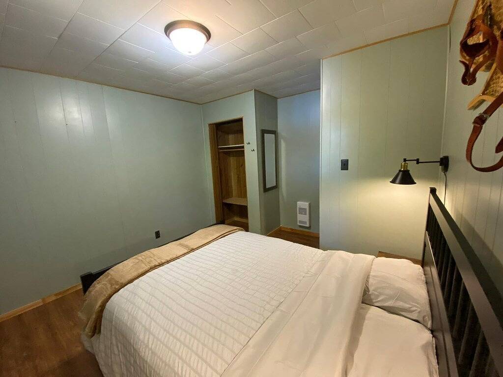 Dawson Loop Inn - Private Lakefront Cottage in Hastings Highlands, Ontario