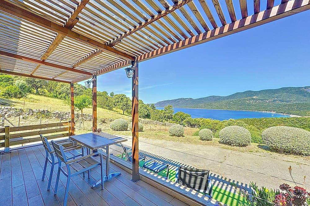 Magnifique T2 + terrasse vue mer panoramique dans résidence*** avec piscine in Serra-di-Ferro, Region de Ajaccio