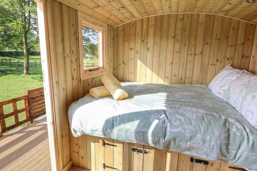 The Oak Hut, pet friendly, with hot tub in Whitchurch in Shropshire