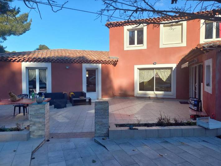 Location de vacances pour 9 personnes, avec Terrasse et Piscine à Velaux