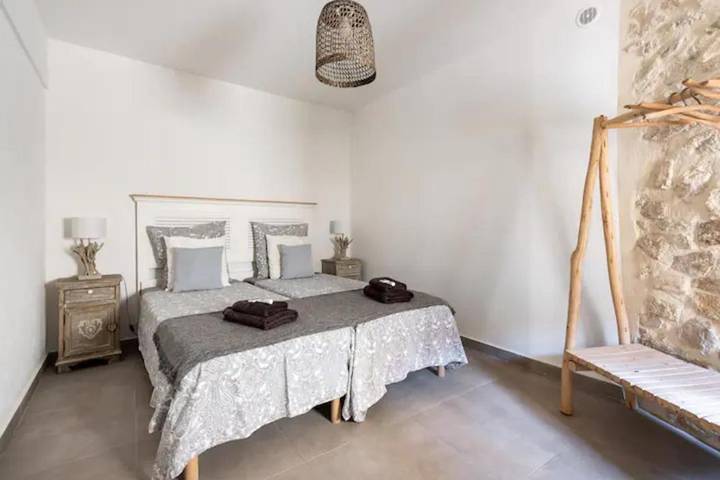 Gîte pour 6 personnes, avec terrasse dans Office De Tourisme Du Pays Des Sorgues Et Des Monts De Vaucluse - 2