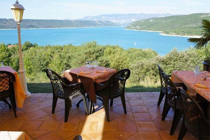 Hôtel pour 3 personnes, avec vue sur le lac et balcon ainsi que vue et jardin