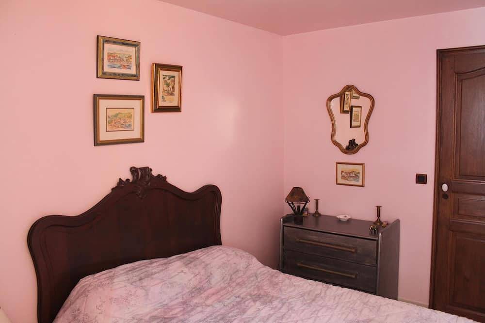 Entire apartment, Delightful ground floor apartment in villa, in Cassis, accommodation 4 people in Cassis, Calanques National park