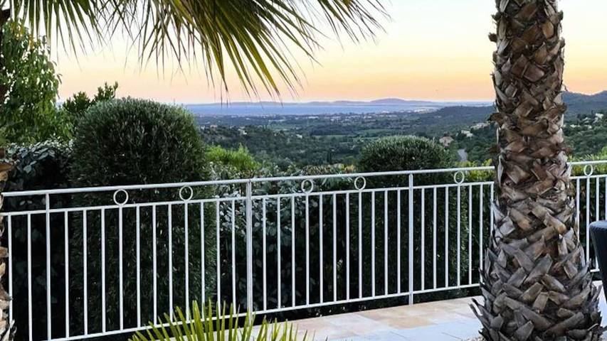 Gîte pour 9 personnes, avec piscine dans Golf de Valcros - 4