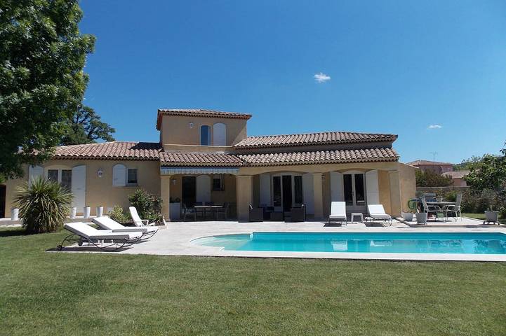Location de vacances pour 6 personnes, avec Balcon ainsi que Jacuzzi et Jardin à Lamanon