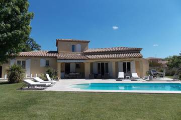 Cottage pour 6 personnes, avec jardin et jacuzzi à Lamanon