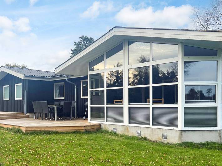Ferieudlejning for 8 personer, med Jacuzzi og Terrasse samt Have i Lyngså