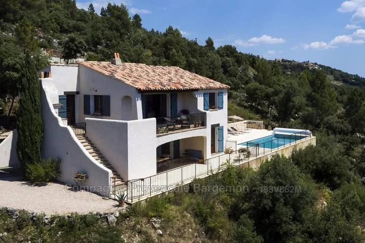 Location de vacances pour 3 personnes, avec vue ainsi que piscine et jardin à Tourtour - 3