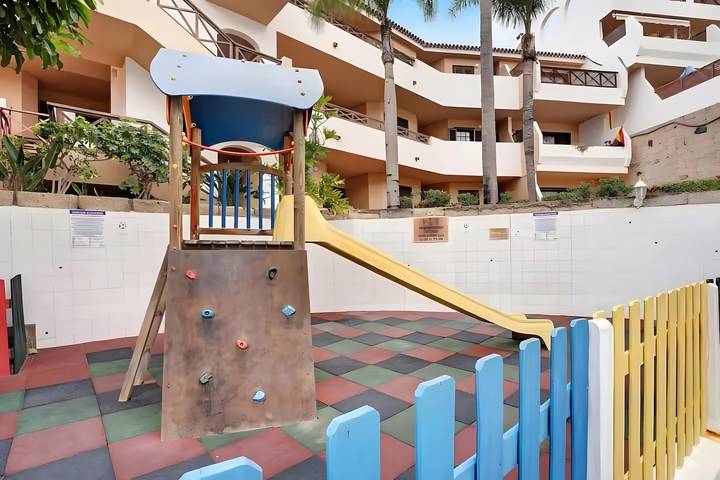 Apartamento entero, Apartamento vacacional 'Albatros Park' con piscina compartida, Wi-Fi y aire acondicionado in Las Adelfas, San Miguel de Abona