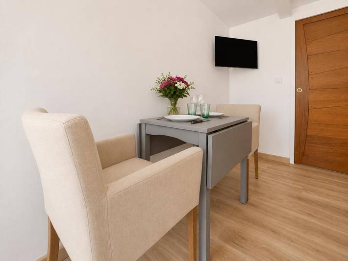 Gîte pour 2 personnes, avec Jacuzzi et Terrasse ainsi que Jardin et Piscine à Marigny-Brizay - 4