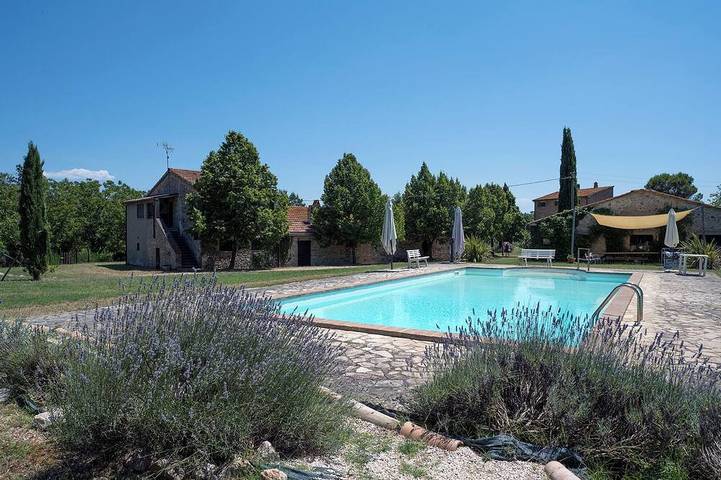 Casale per 4 persone, con giardino e piscina in Umbria
