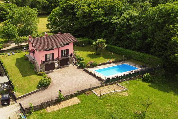 Vakantiehuis voor 6 personen, with uitzicht op het meer and zwembad as well as terras, kindvriendelijk aan het Comomeer