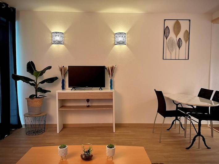 Appartement de vacances pour 3 personnes, avec terrasse ainsi que piscine et jardin, animaux acceptés
