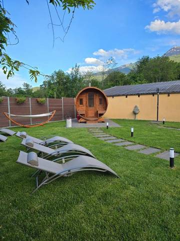 Gîte pour 8 personnes, avec jardin ainsi que sauna et vue à Suse