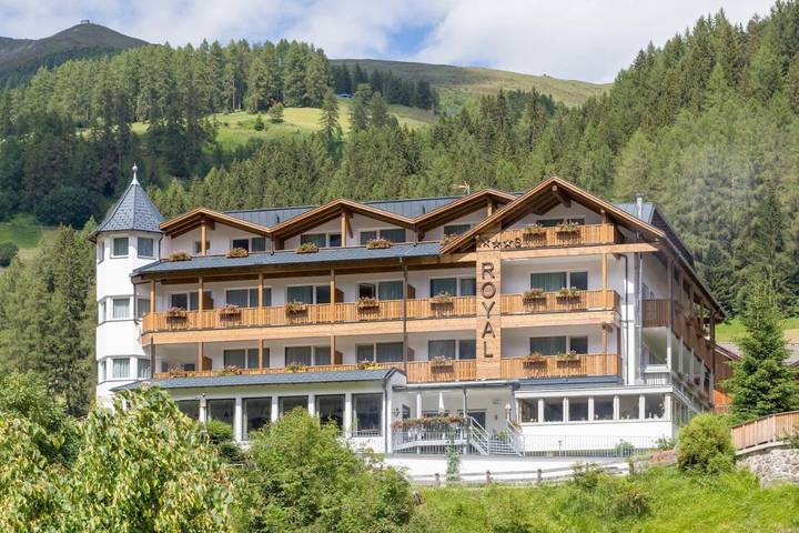Hotel für 3 Personen, mit Balkon und Whirlpool sowie Terrasse und Garten in Moos (Sexten)