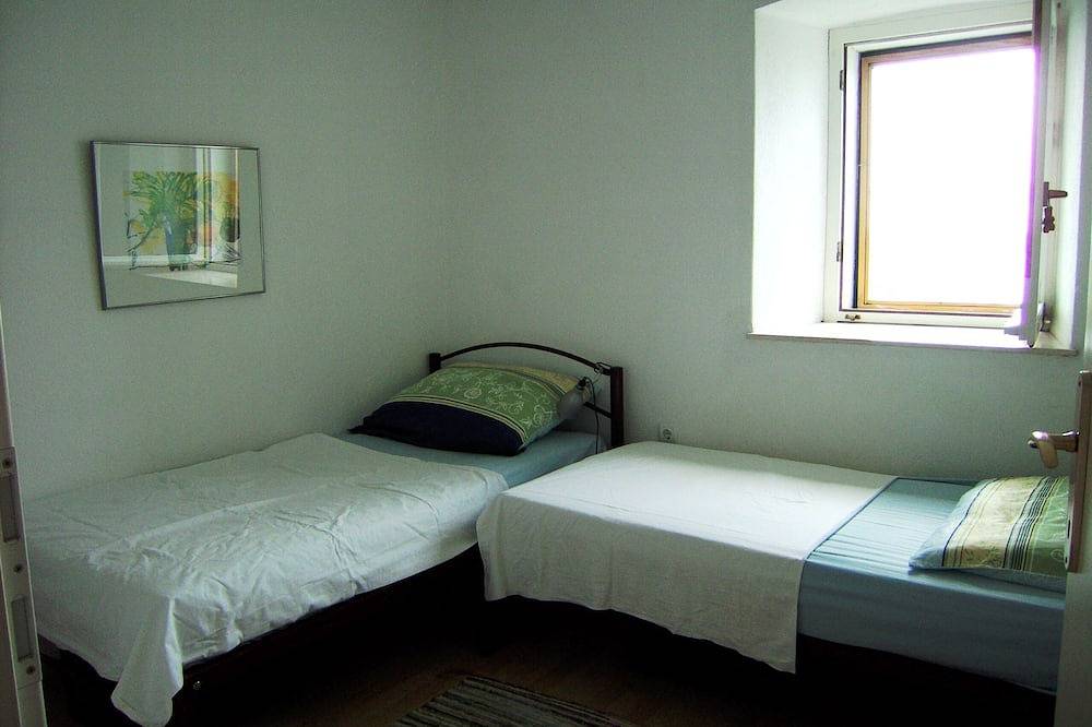 Neu saniert nach deutschen Standart, historische Terrasse mit Blick aufs Meer, in Brela, Makarska Riviera