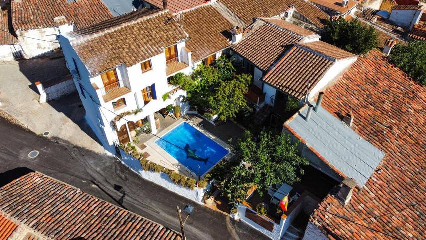 Casa rural para 3 personas, con jardín además de piscina y jacuzzi en Yeste