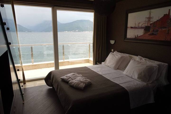 Propriété Waterline avec une vue imprenable et piscine privée! in Bay of Kotor
