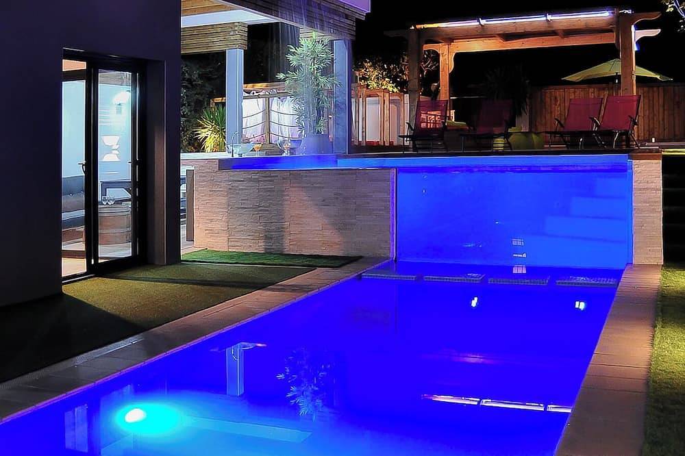 Hermosa villa con 2 piscinas privadas - 5 min. playas - 10 personas in Bompas, Côte d'Améthyste
