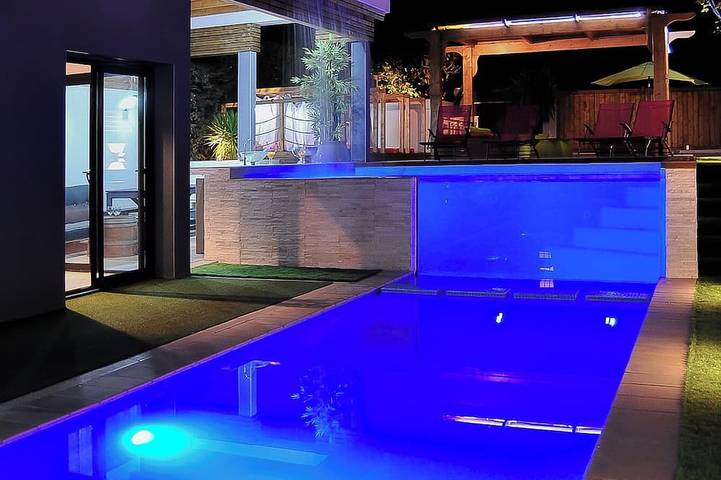 Location de vacances pour 10 personnes, avec terrasse et jardin, animaux acceptés à Bompas - 4