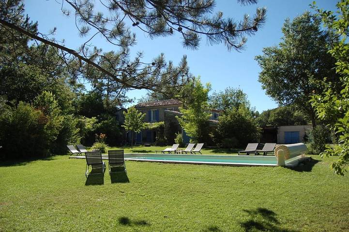 Location de vacances pour 19 personnes, avec terrasse et jardin à Dauphin (homonymie)