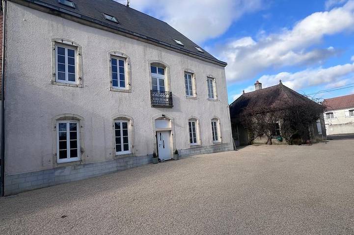 Location de vacances pour 12 personnes, avec jacuzzi et jardin à Arc-sur-Tille