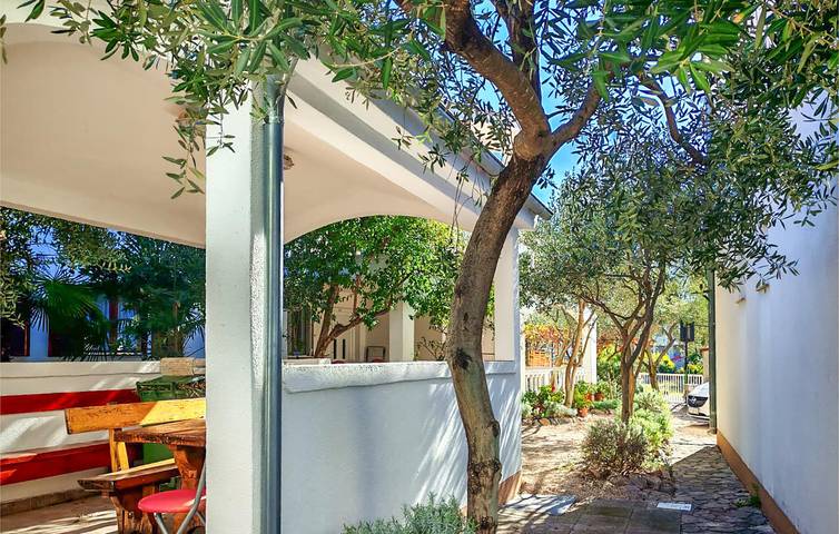 Ganze Ferienwohnung, Appartement am Strand mit WiFi, AC, Parkplatz und Terrasse in Vodice, Šibenik-Knin
