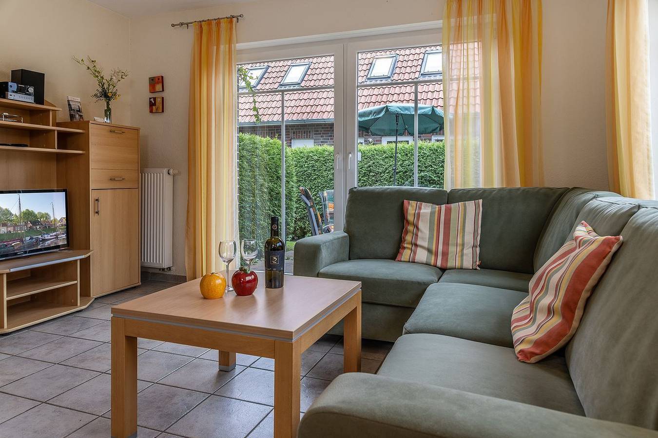 Schick und idyllisch gelegen: Das Reihenendhaus mit seinen ca. 70 qm ist modern und gemütlich zugleich eingerichtet. Die herrlich angelegte Terrasse in Südlage verspricht schöne gemeinsame Stunden. in Carolinensiel-Harlesiel, Wittmund