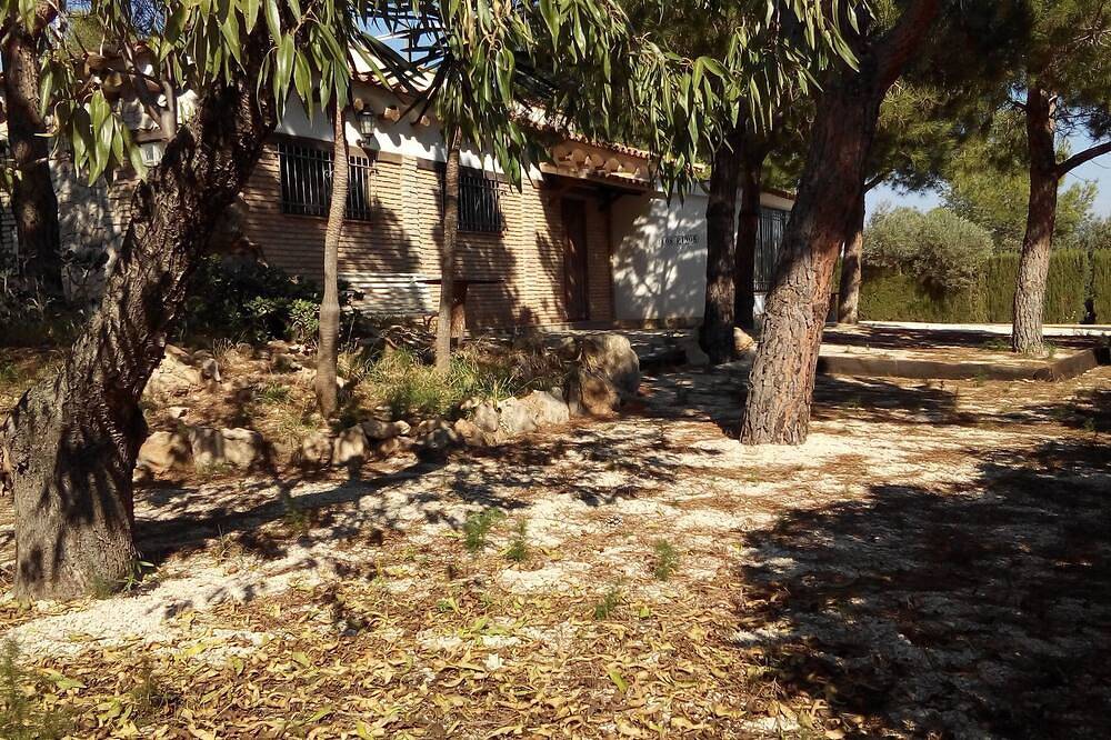 Bungalow 250m van de zee in het schaduwrijke dennenbos, ver van de toeristische drukte in Terres de l'Ebre, Costa Dorada