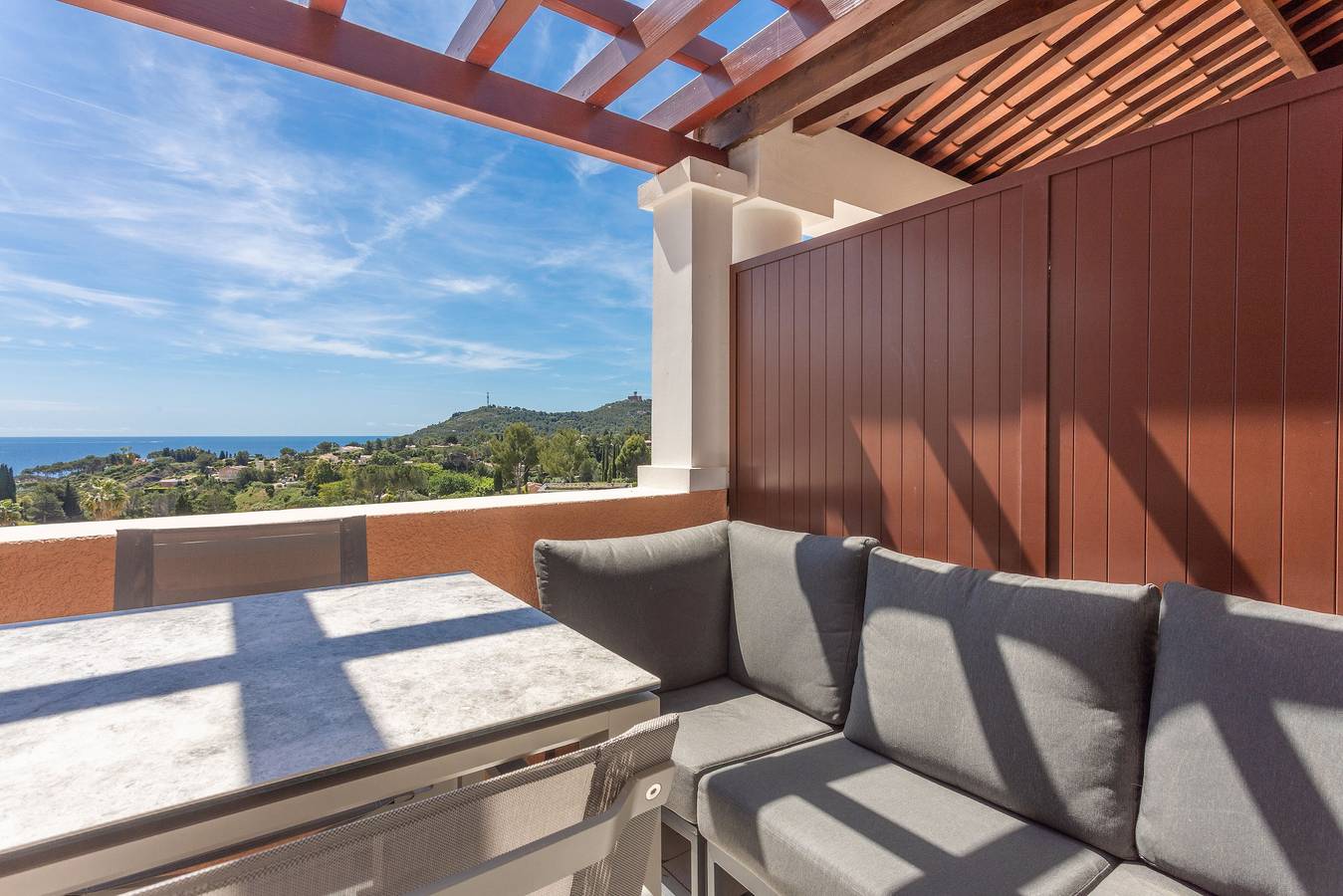Appartement entier, Appartement 'Cap Esterel - Piscine' avec vue sur la mer, Wi-Fi et climatisation in Cap Estérel, Saint-Raphaël