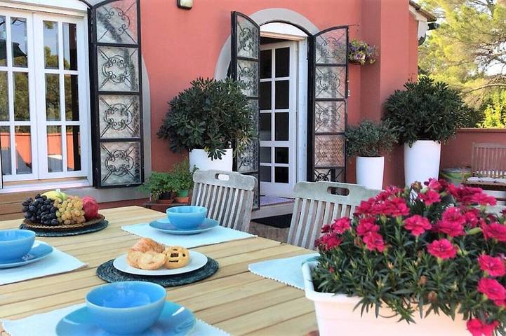 Ferienwohnung für 6 Personen, mit Terrasse und Garten sowie Pool