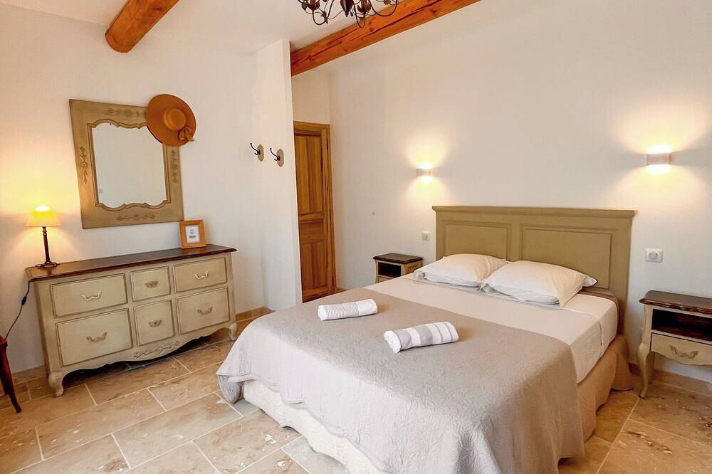 New: Beautiful stone house with pool and idyllic view in Rustrel, Parque natural regional del Luberon
