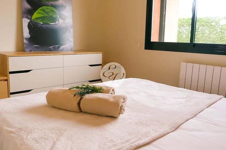 Location de vacances pour 6 personnes, avec piscine ainsi que terrasse et jardin à Navata - 2