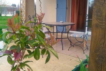 Gîte pour 4 personnes, avec piscine ainsi que jacuzzi et jardin à Saint-Saturnin-lès-Avignon