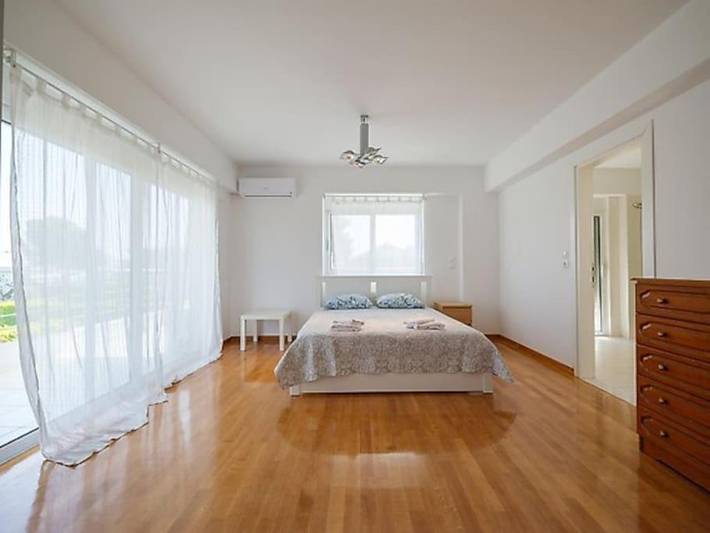 Ferienwohnung für 9 Personen, mit Balkon und Terrasse sowie Ausblick in Nea Makri