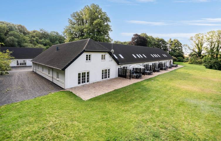 Ferienwohnung für 6 Personen, mit Terrasse und Whirlpool sowie Garten