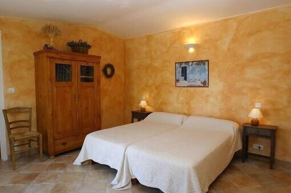 Apartamento entero, Provenzal Mazet con piscina, servicio de calidad. in Joucas, Parque natural regional del Luberon