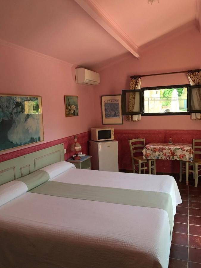 Gîte pour 2 personnes, avec Terrasse ainsi que Jardin et Piscine à Beaurecueil