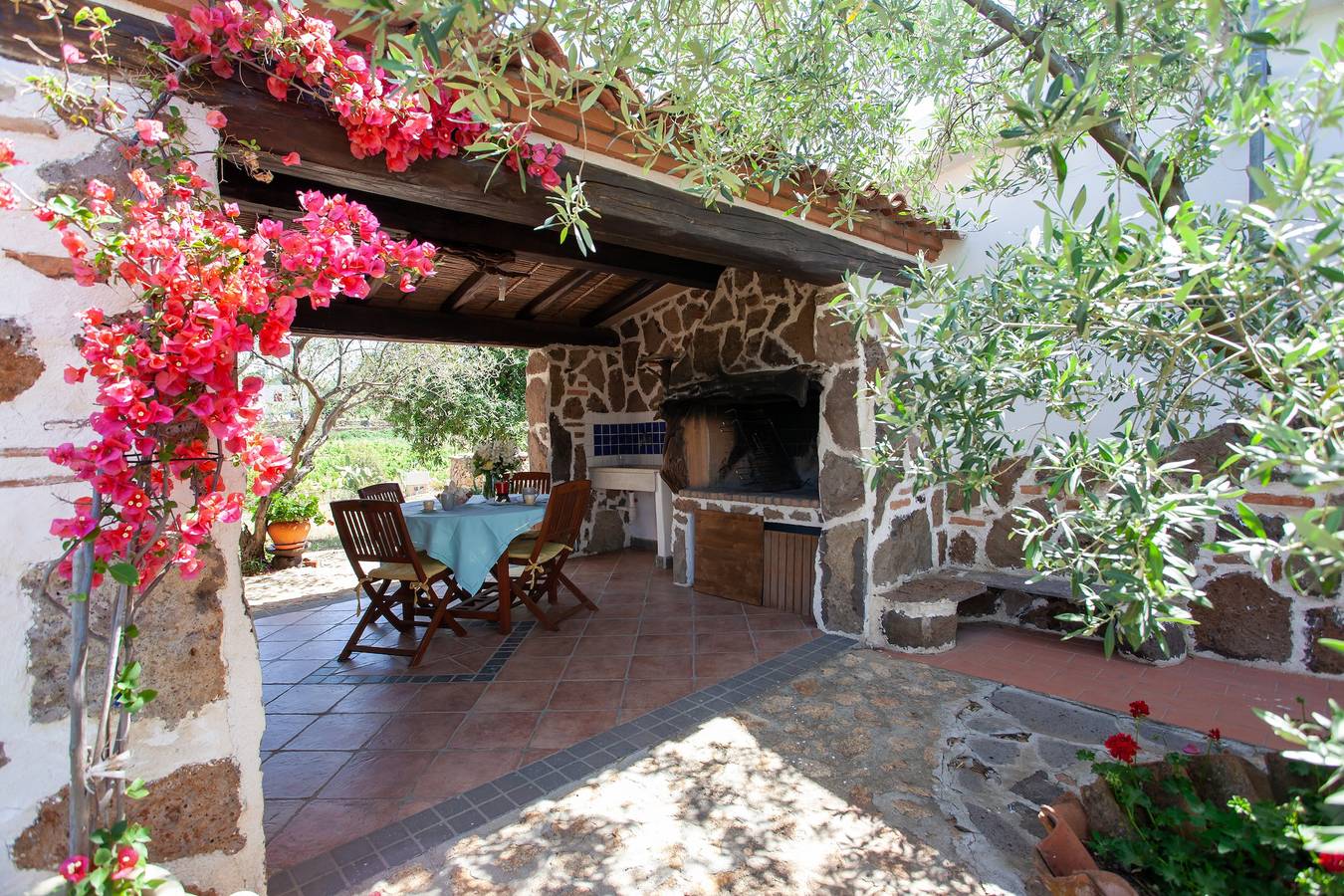 Maison de vacances "Sa Domedda" avec vue sur la montagne, jardin et climatisation in Sos Alinos, Orosei