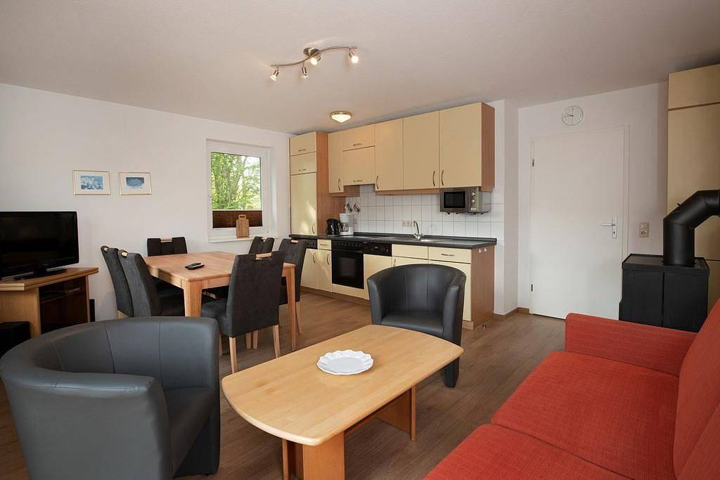 Strandnahes Familienhaus mit Terrasse, Kamin, zwei Bädern, Spiel- und Grillplatz in Boltenhagen, North-West Mecklenburg (Wismar region)