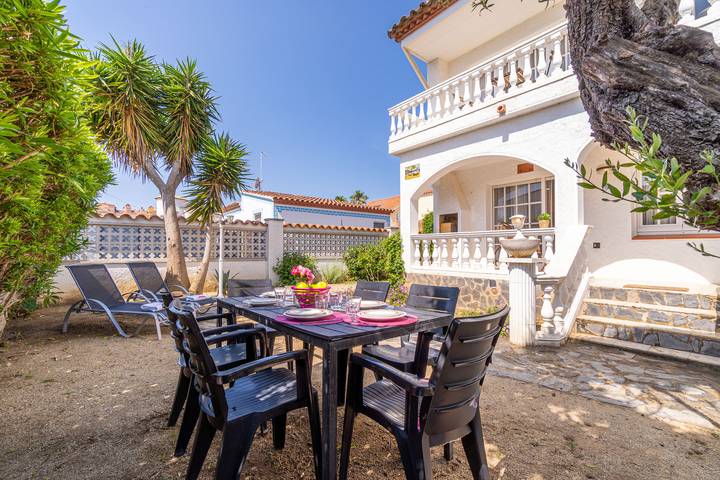 Villa pour 6 personnes, avec terrasse et jardin, animaux acceptés à Empuriabrava
