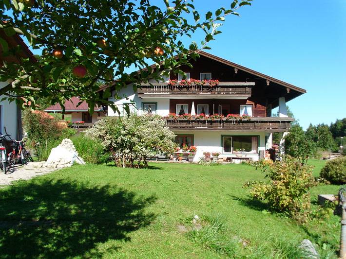 Ferienwohnung für 3 Personen, mit Balkon und Garten im Chiemgau