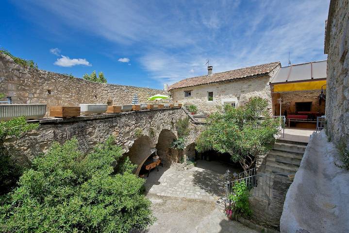 Gîte pour 30 personnes, avec terrasse ainsi que piscine et jardin, animaux acceptés