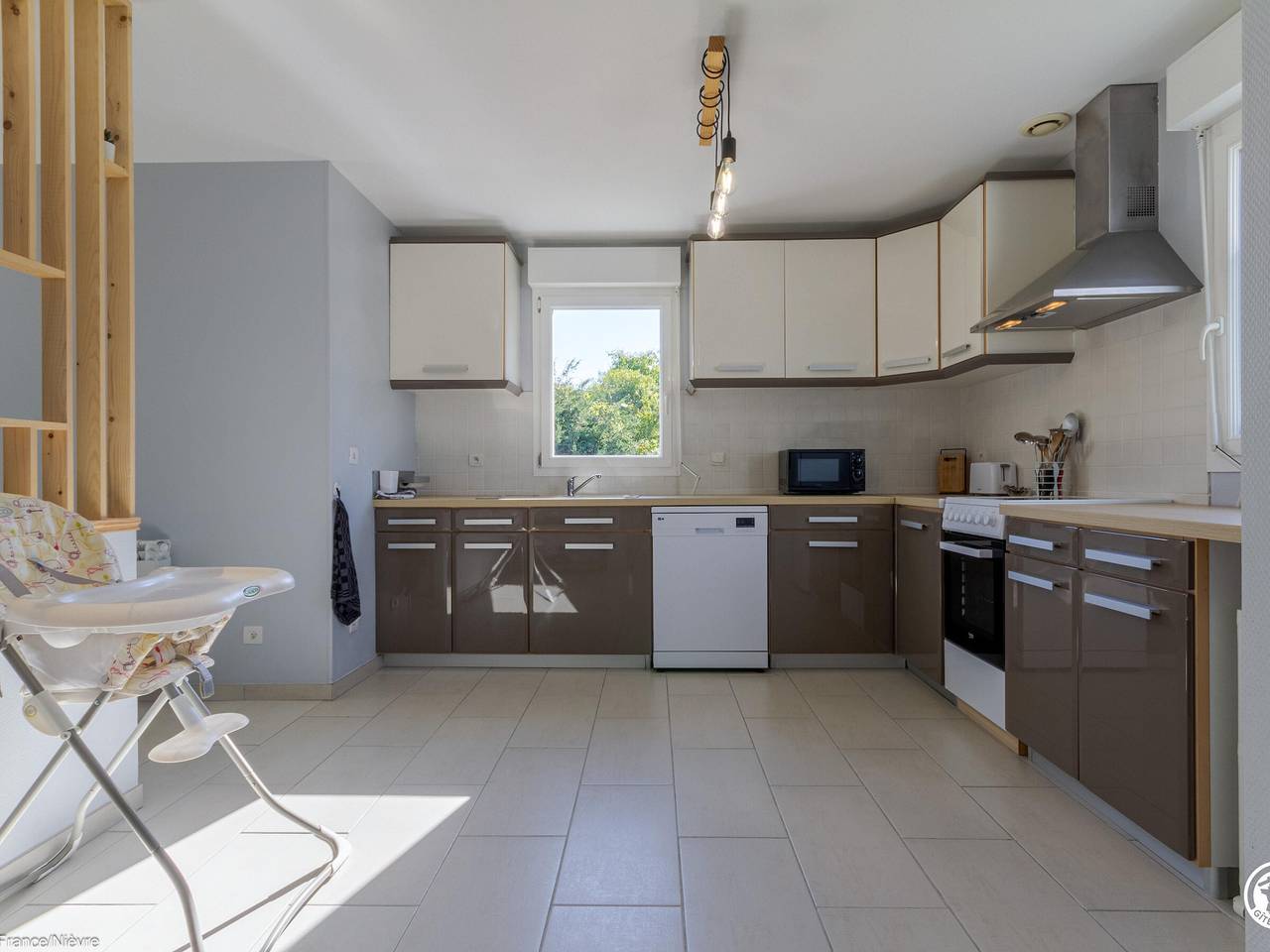 Ruhiges Ferienhaus mit beheiztem Pool und Elektrofahrrädern in Thianges, Nièvre