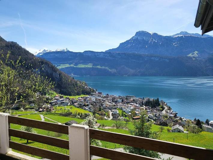 Gîte pour 2 personnes, avec Balcon et Terrasse ainsi que Piscine et Vue sur le lac à Gersau