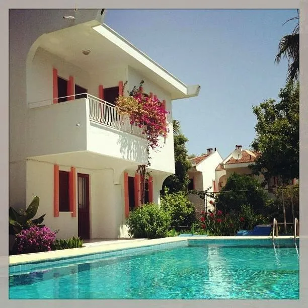 Resort para 5 personas, con vistas y balcón además de piscina y jardín - 1