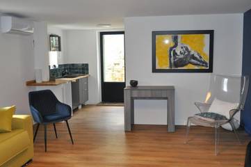 Gîte pour 2 personnes, avec vue ainsi que jardin et piscine à Issirac