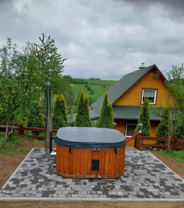 Domek letniskowy dla 8 osób, z ogród i taras oraz jacuzzi, zwierzęta dozwolone w Solina