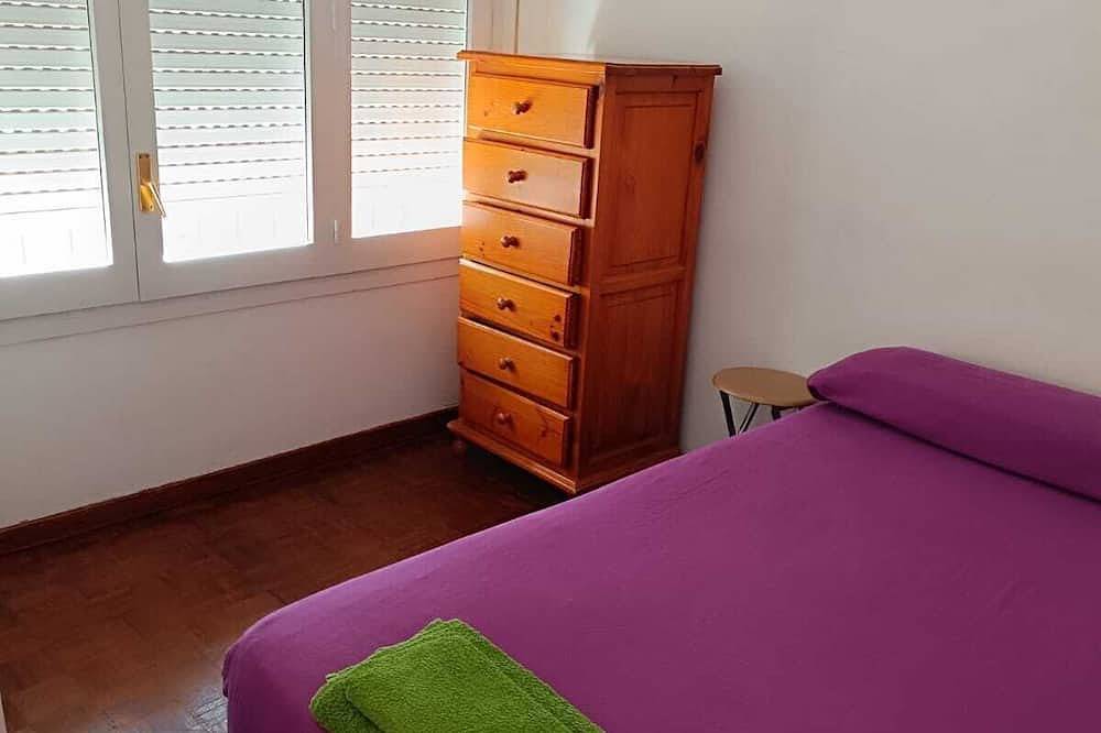Entire apartment, Bright and centrally located with views. Wifi and Tv. Ski resorts nearby. in Jaca, Spanish Pyrenees